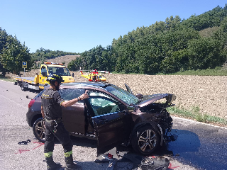 Sant’Omero - Schianto all’incrocio con Bellante, auto si ribalta sulla Provinciale: cinque feriti di cui uno grave